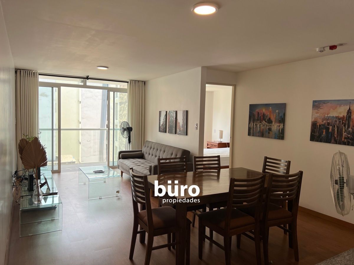 2 de 18: Sala comedor con balcón