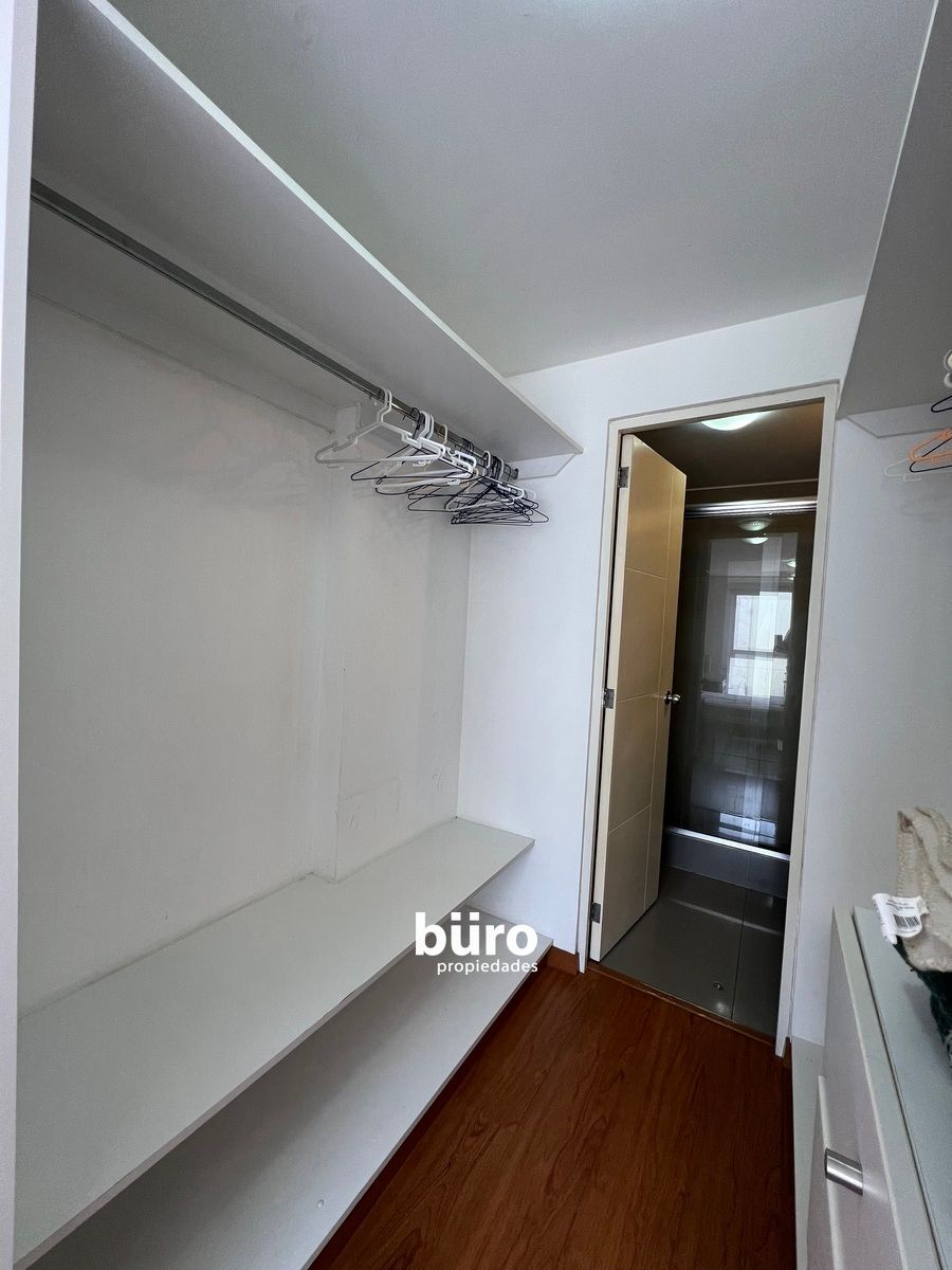 11 de 17: Walk-in closet de dormitorio principal