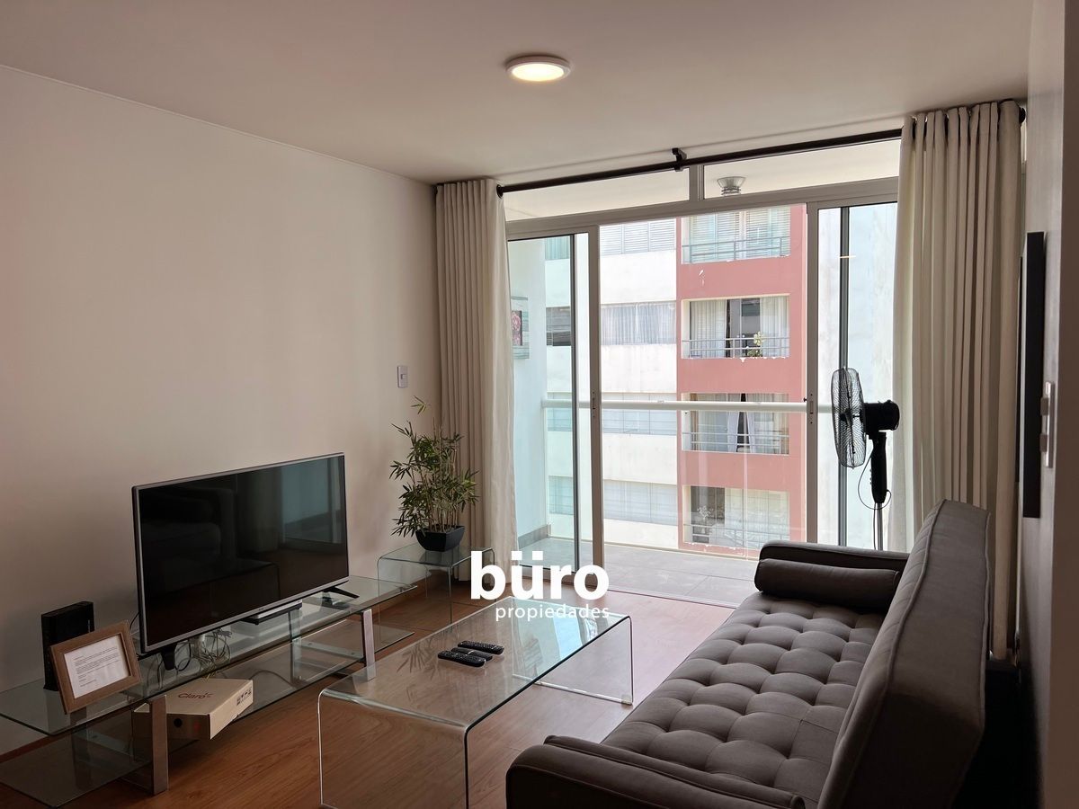 2 de 17: Sala comedor con balcón