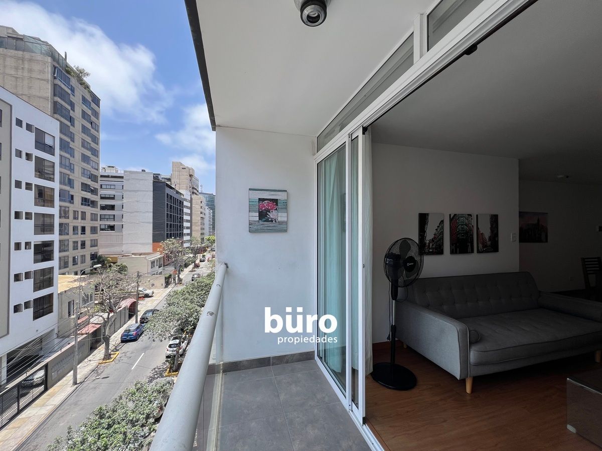 4 de 17: Balcón con vista a la calle