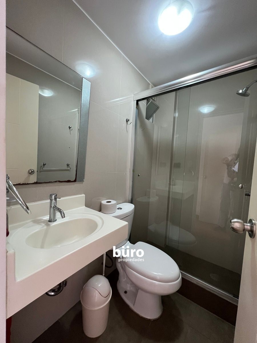 13 de 17: Baño seguntario que funciona como baño de visitas también