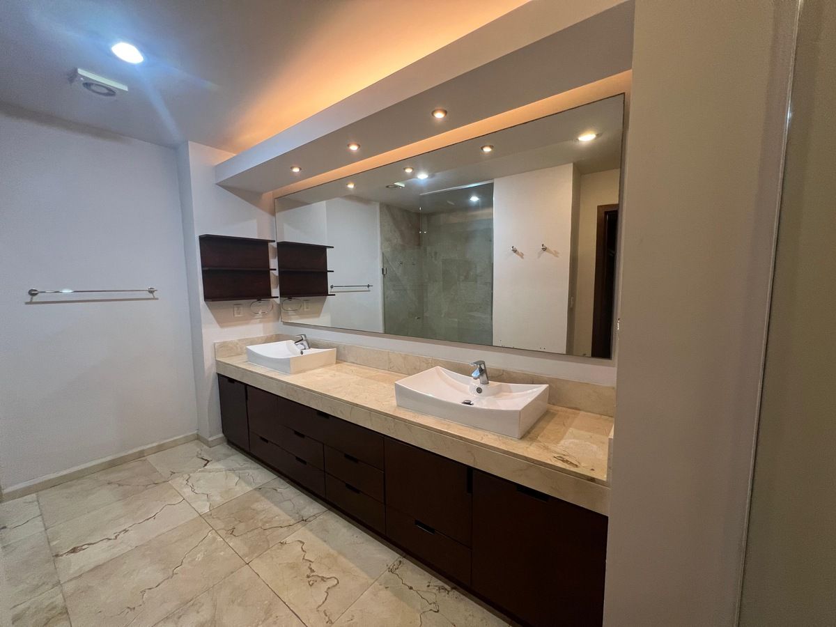 29 de 41: Baño recámara principal