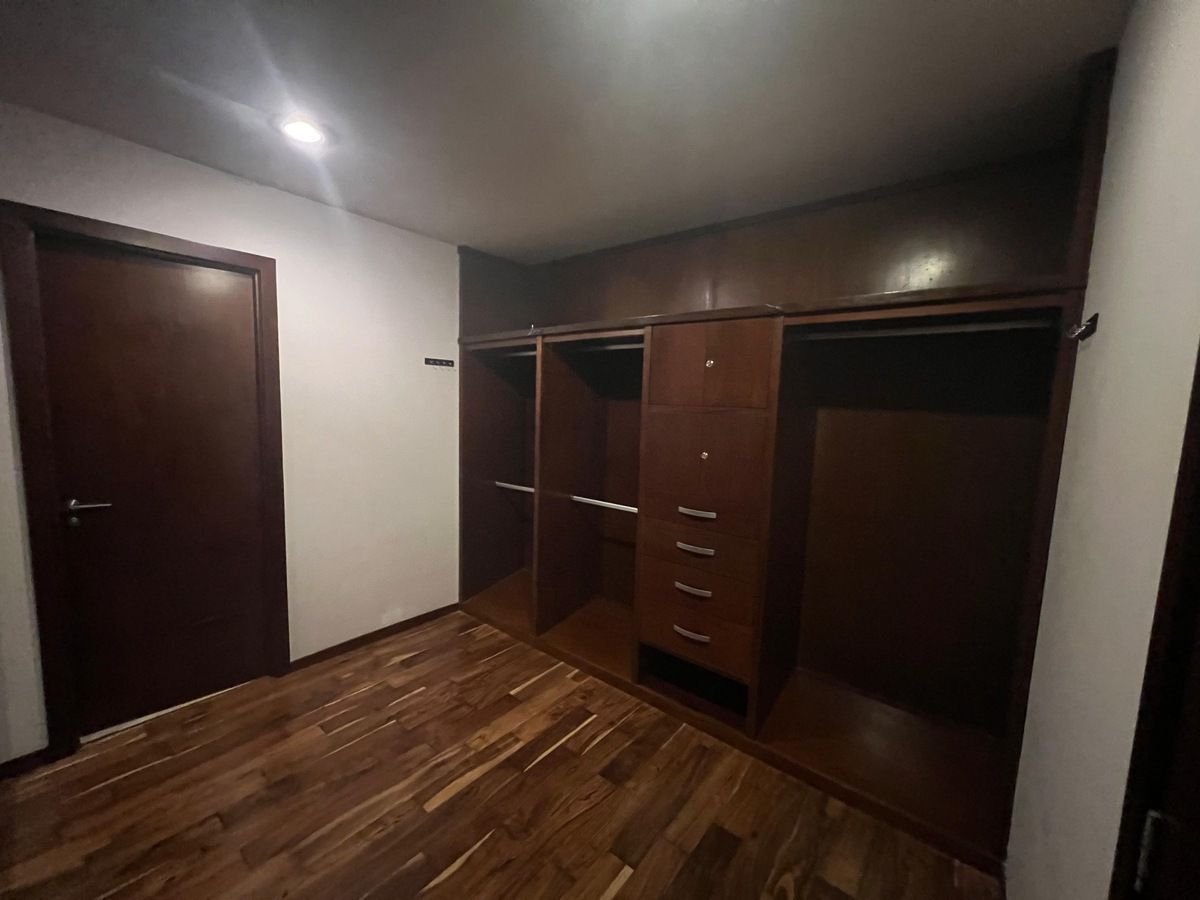 31 de 41: Clóset vestidor