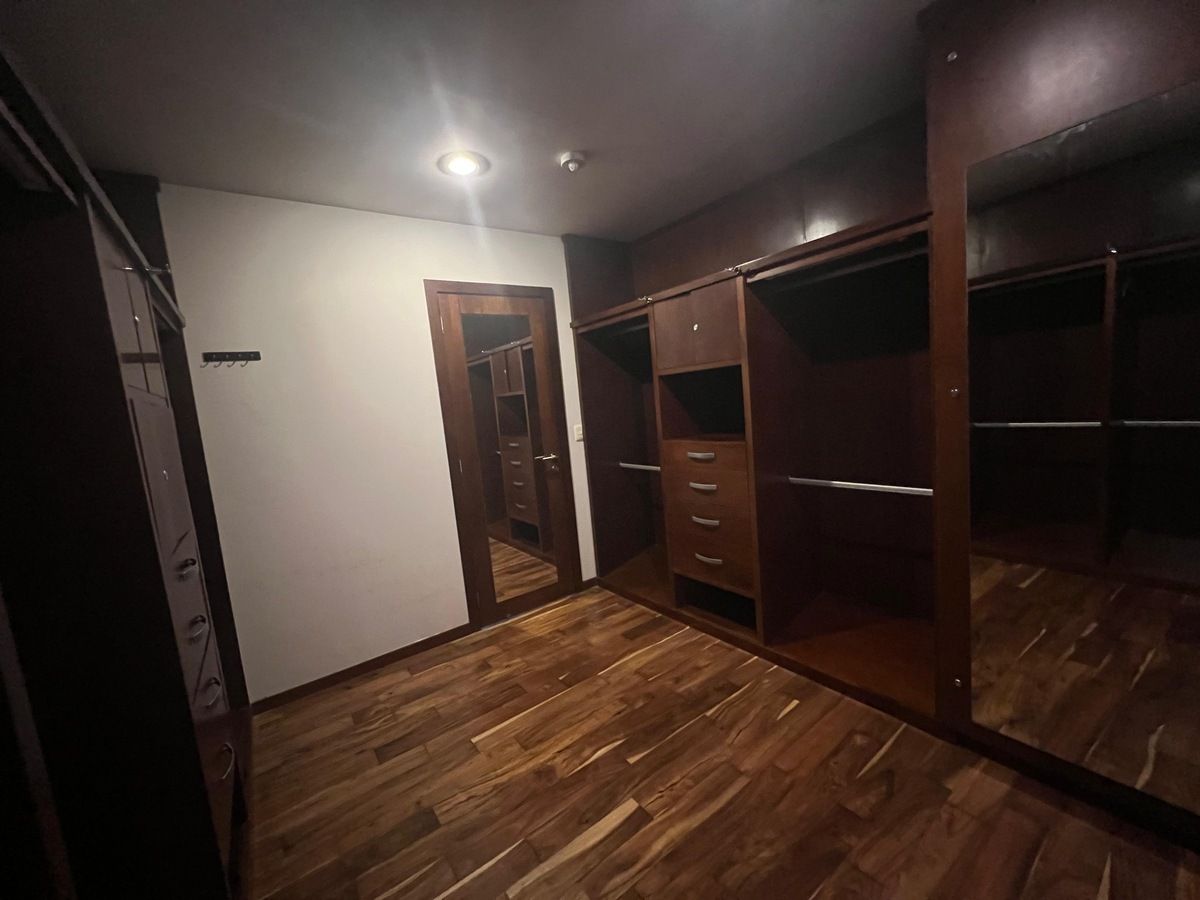 32 de 41: Clóset vestidor