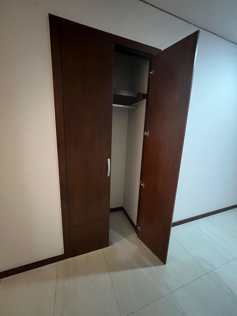 38 de 41: Clóset blancos