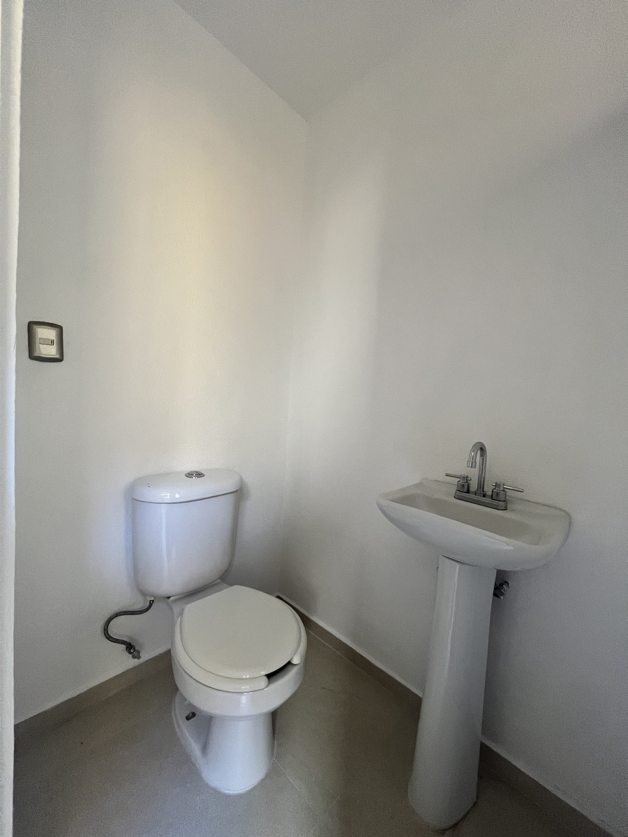 11 de 22: Baño completo de cuarto de servicio