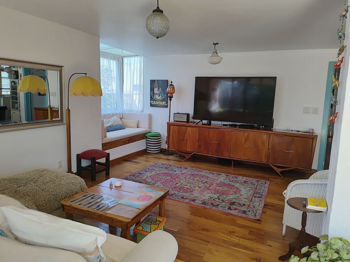 2 de 25: Gran sala con tv y un comodo sillon