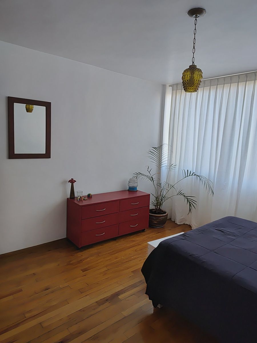 14 de 25: 2da. recamara con piso madera y gran closet.