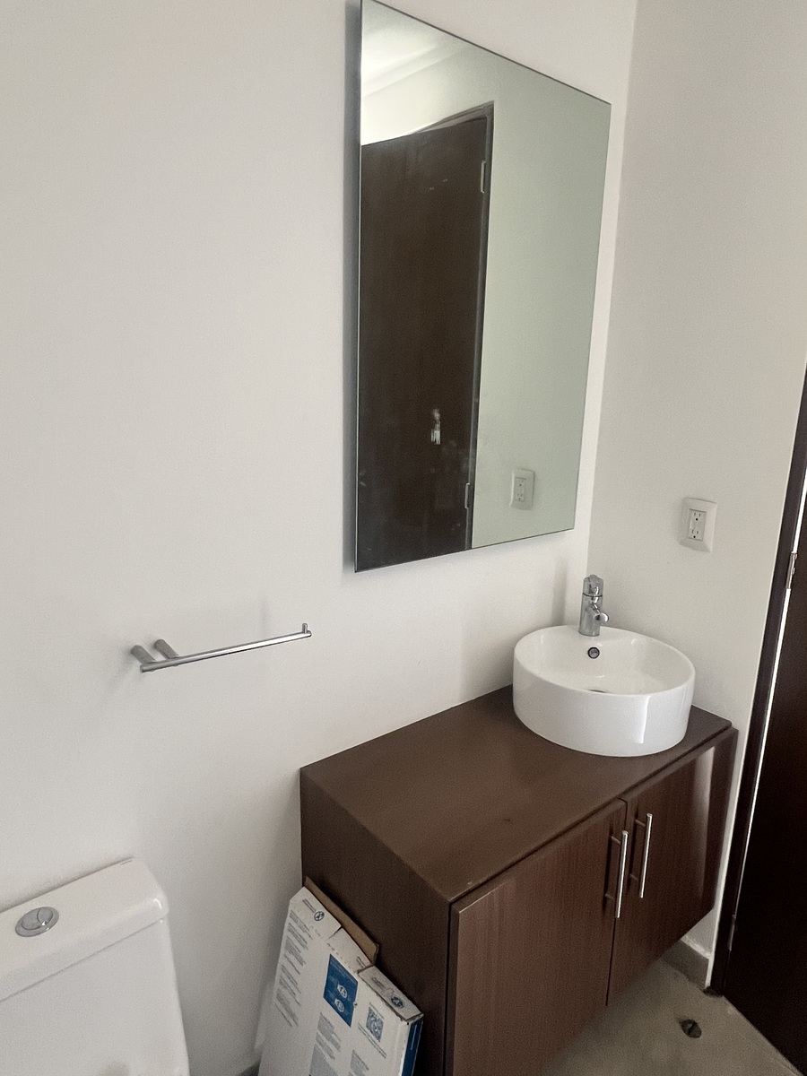 27 of 41: MEDIO BAÑO