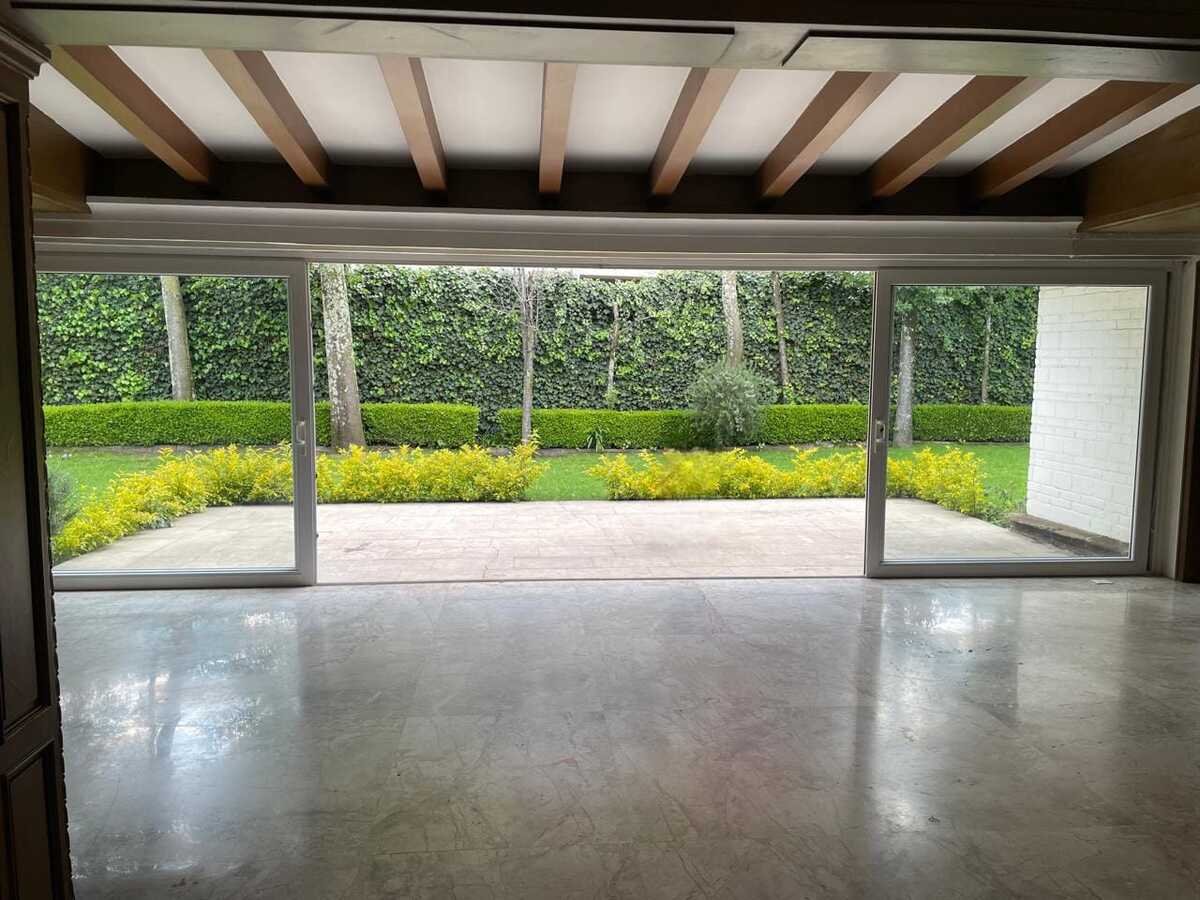 2 de 26: Acceso al jardín desde el hall o family