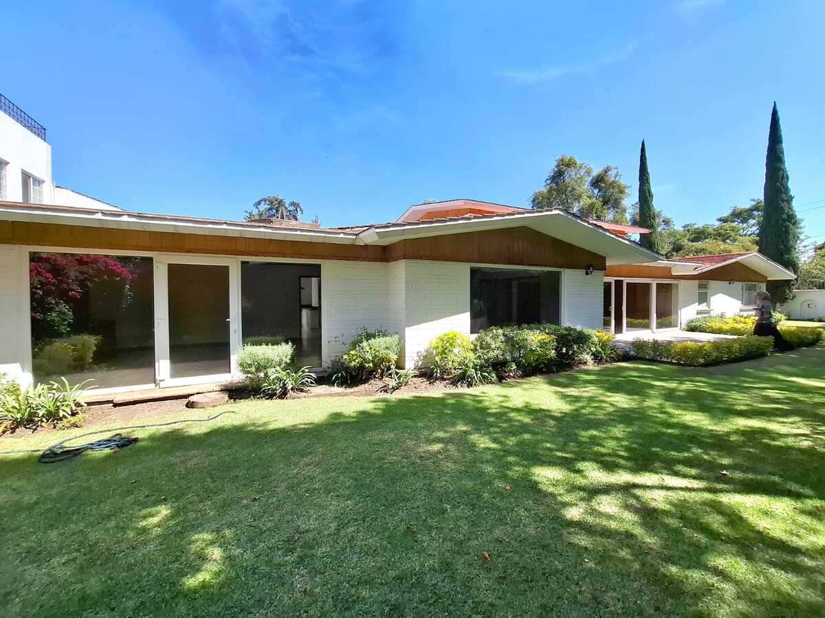 1 de 26: Vista de la casa desde el jardín