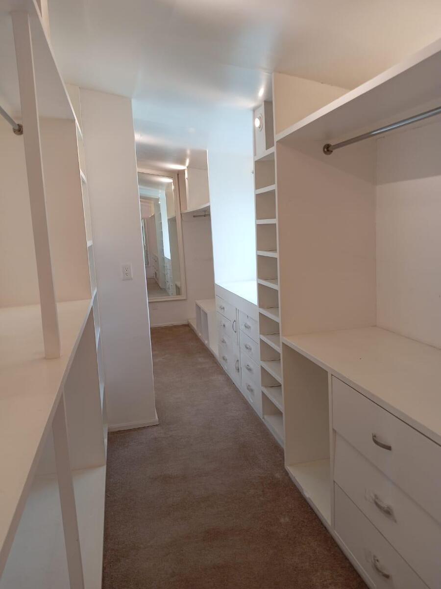 22 de 26: Vestidor recamara principal