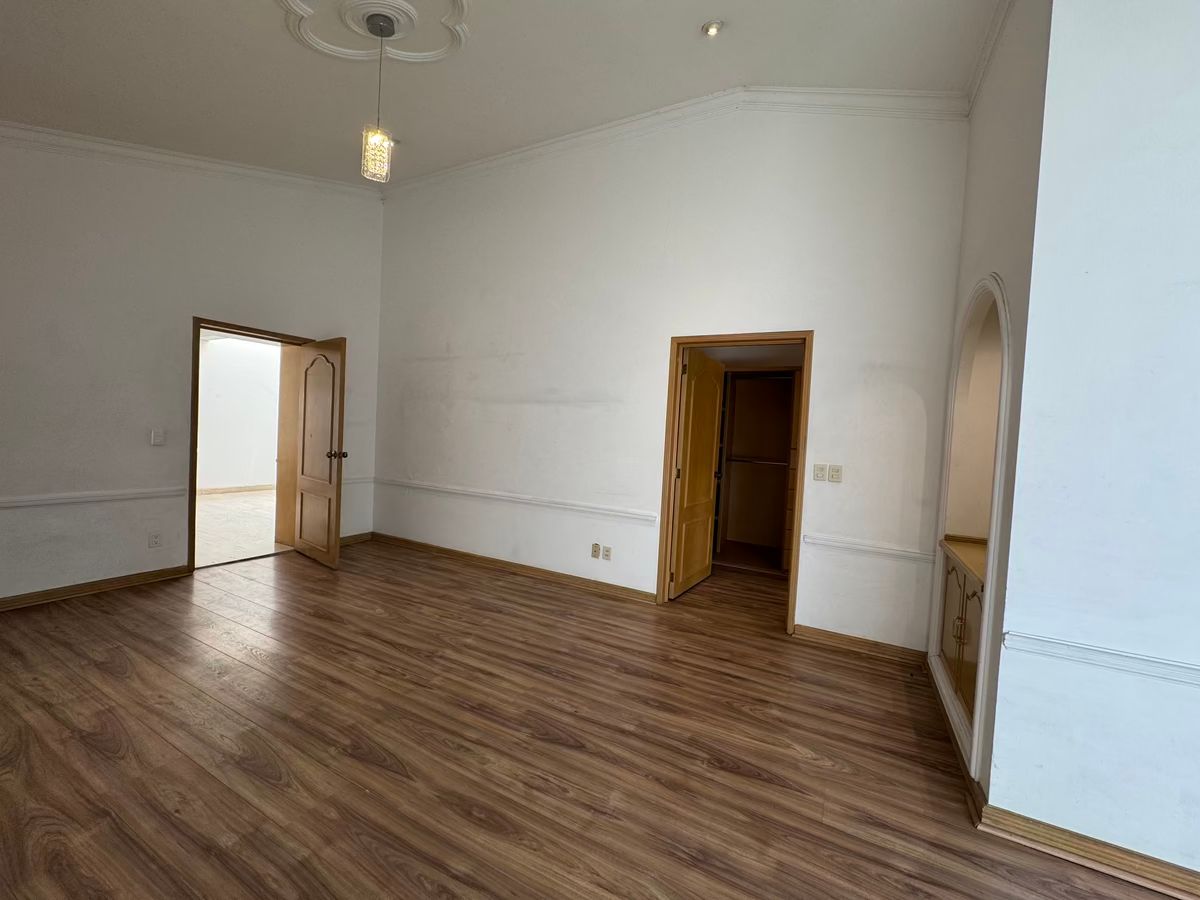 3 of 25: Cuarto principal