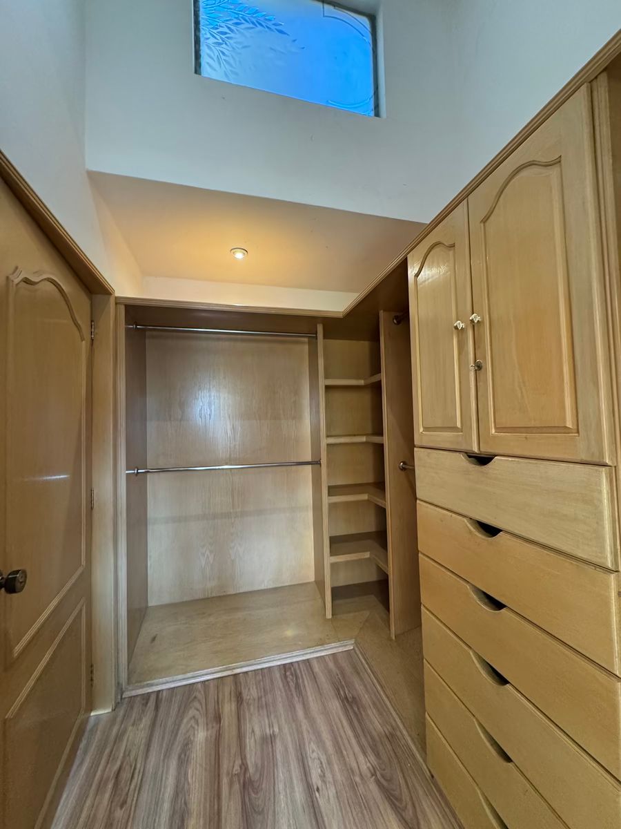 4 of 25: Closet principal