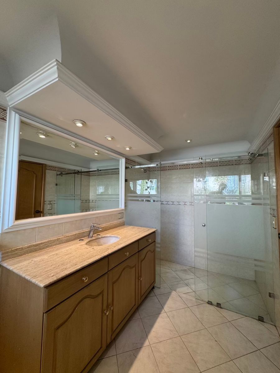 10 of 25: Baño recamara 2