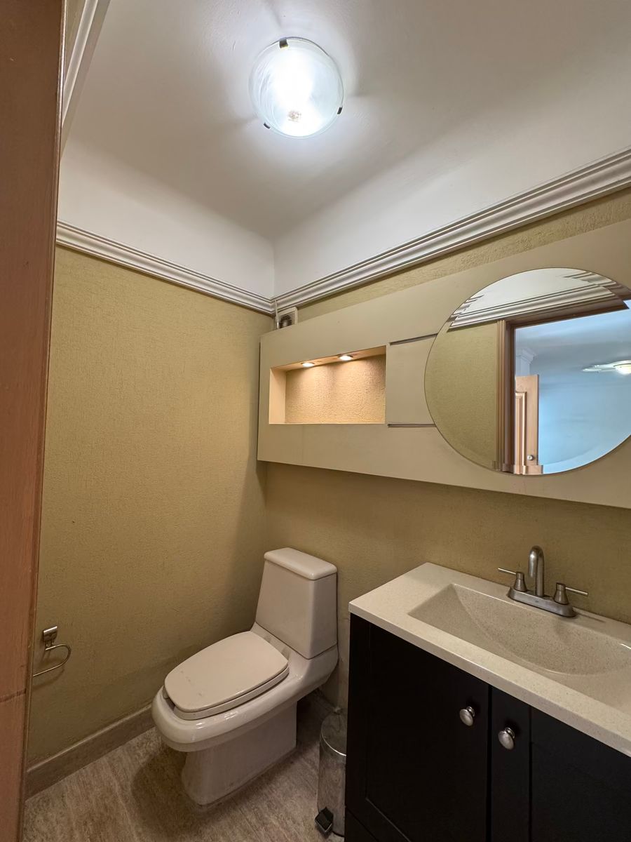 19 of 25: Baño de visitas