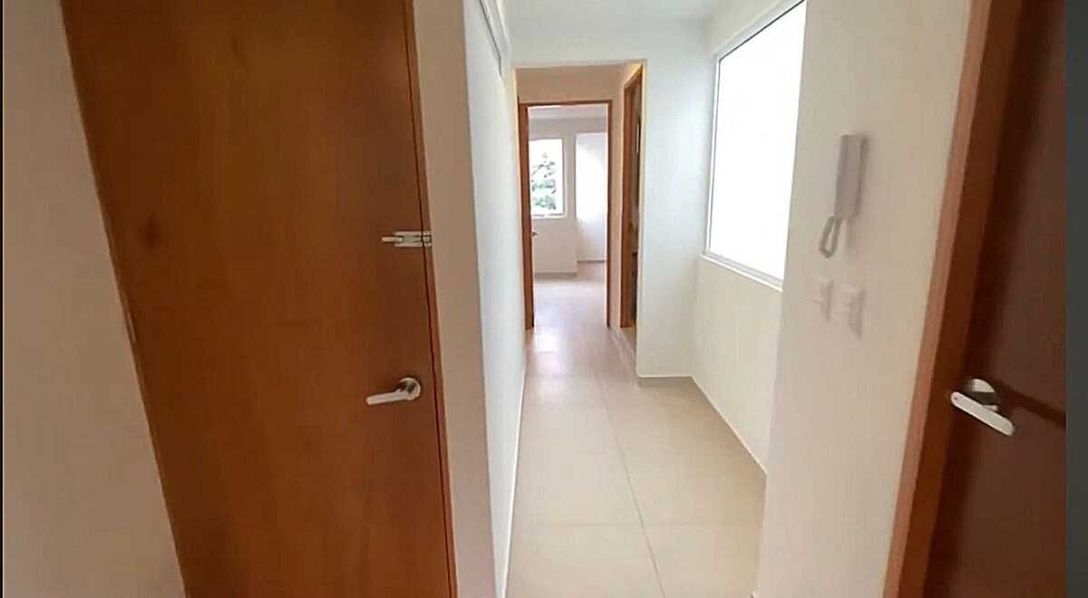 4 of 13: Pasillo a las recamaras