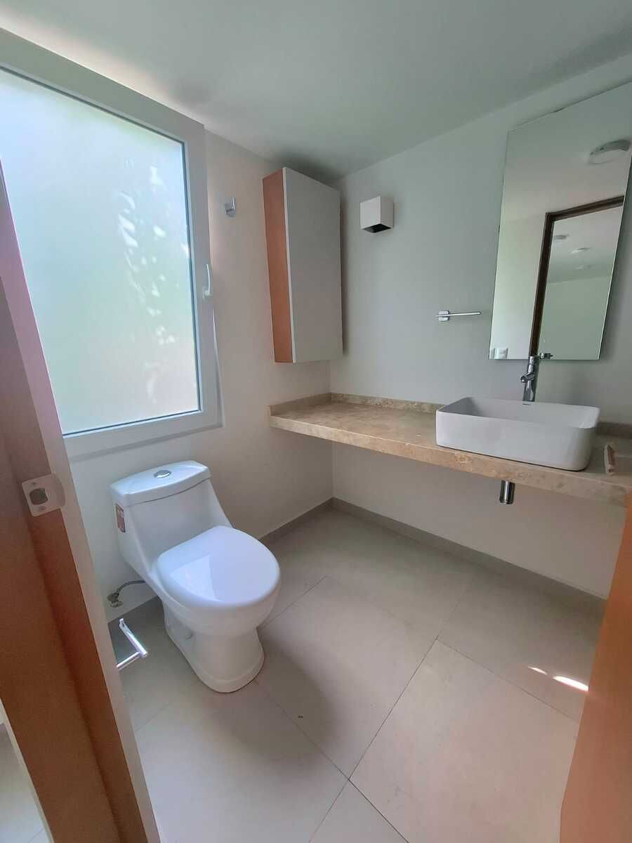 8 of 13: Baño recamara Principal