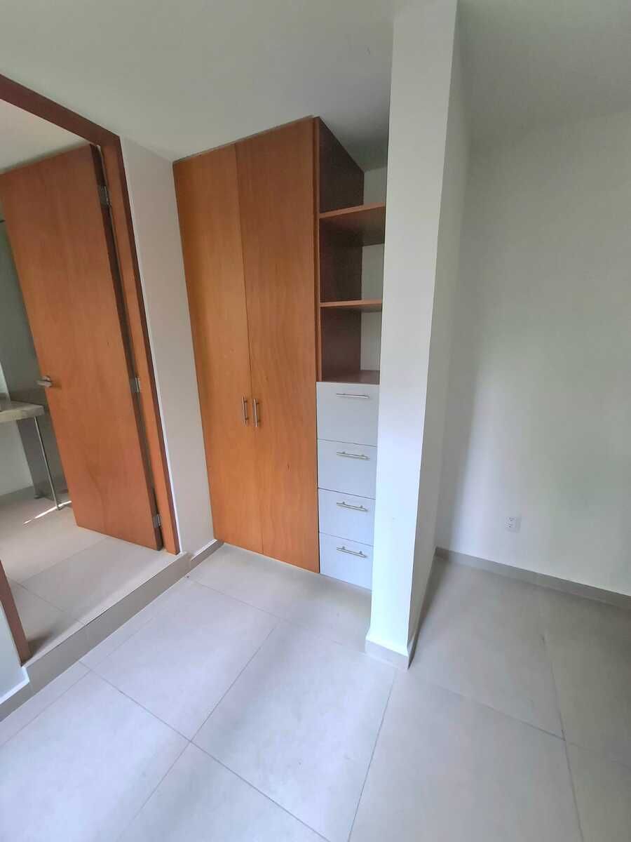 7 of 13: Closet y entrada al baño recamara Principal