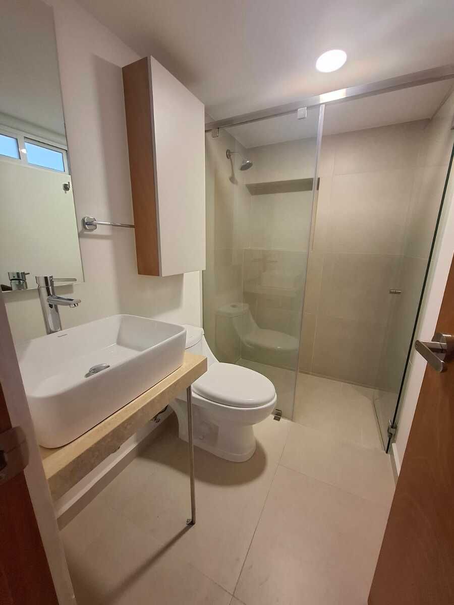 12 of 13: Baño de visitas y de la 2a recamara