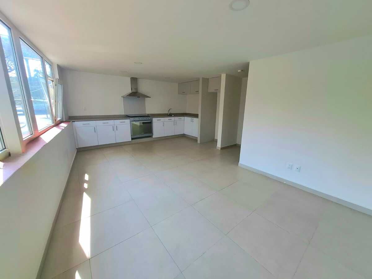 1 of 13: Sala-comedor con cocina abierta