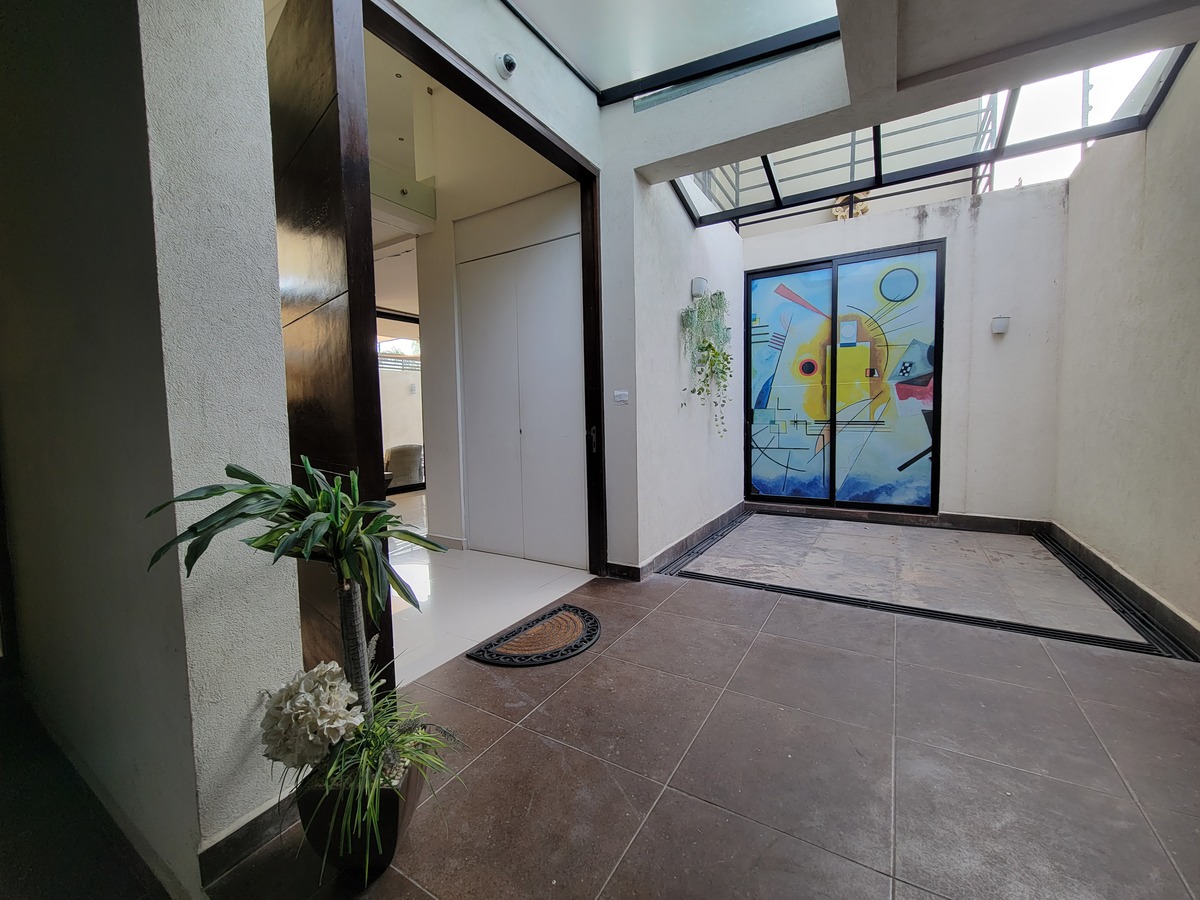 2 de 34: Entrada principal a la casa y acceso a la oficina