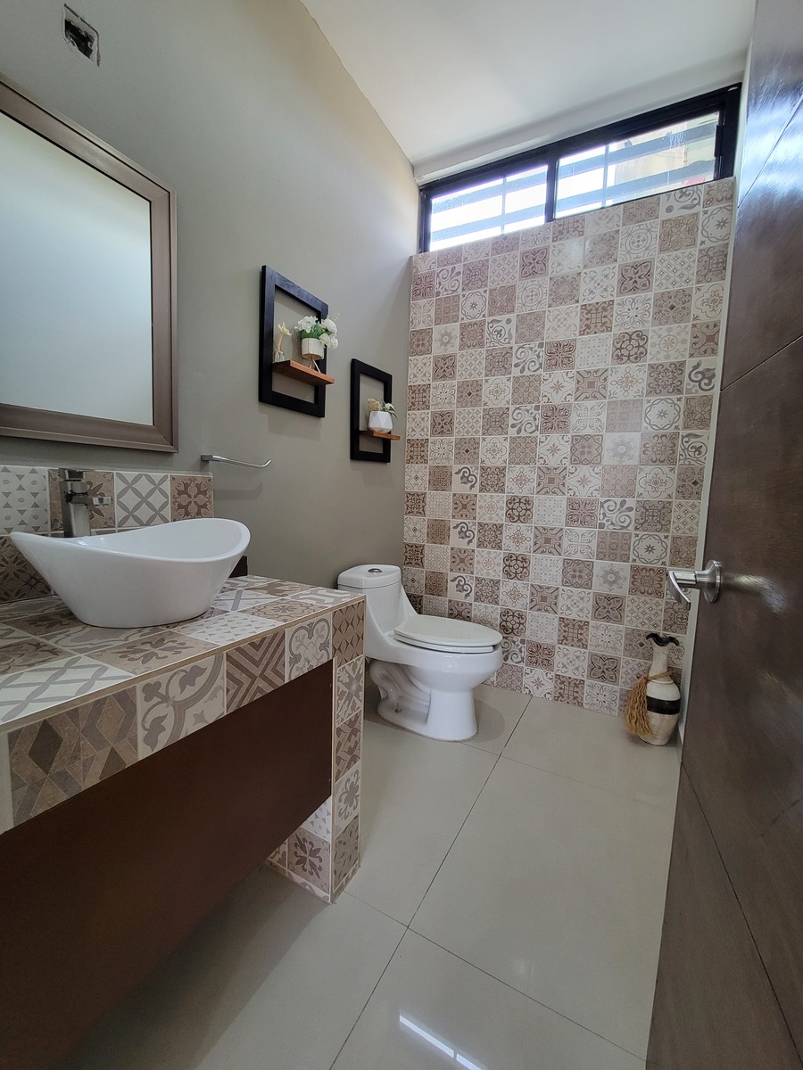 11 de 34: Medio baño para sala, comedor y oficina