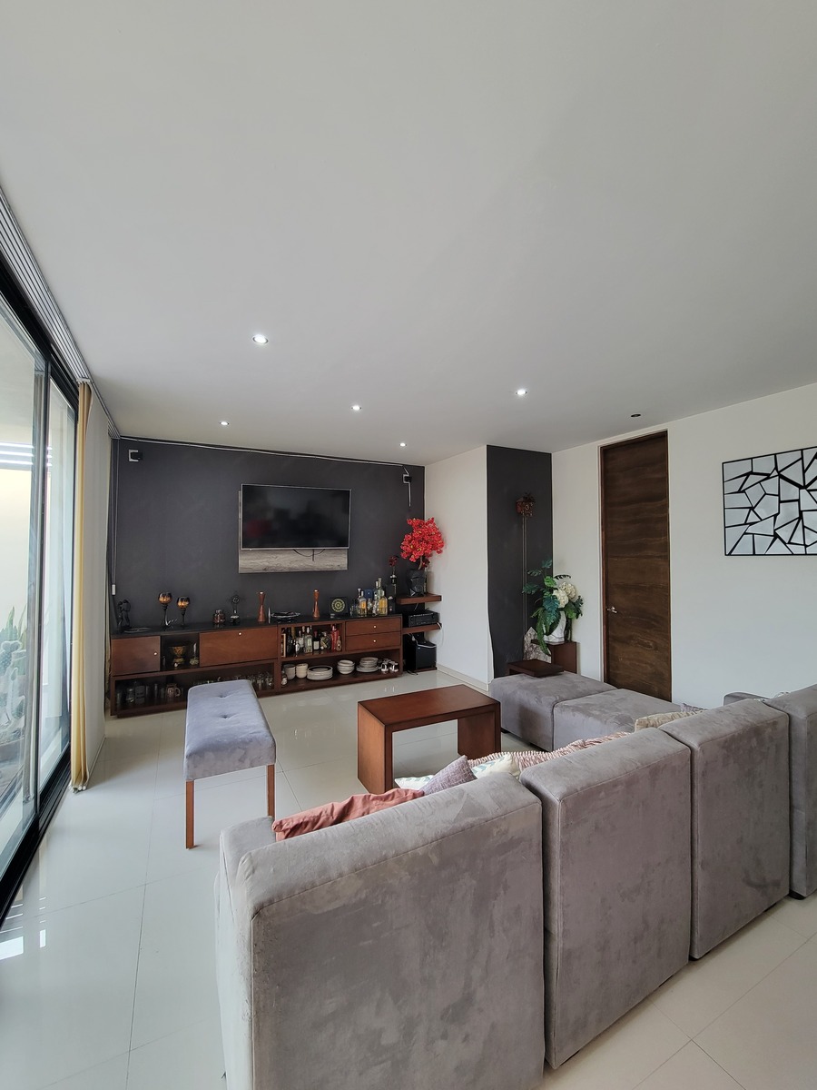 8 de 34: Sala y medio baño