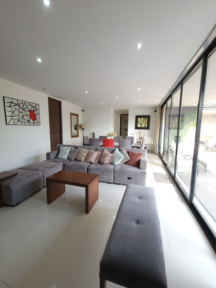 9 de 34: Sala y entrada a la oficina