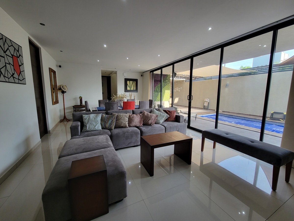 10 de 34: Sala y vista a la alberca