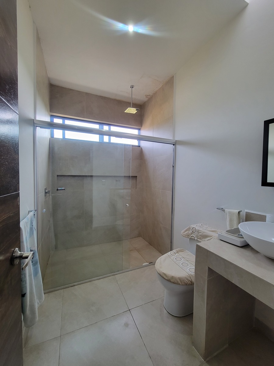 30 de 34: Baño completo recámara secundaria 2