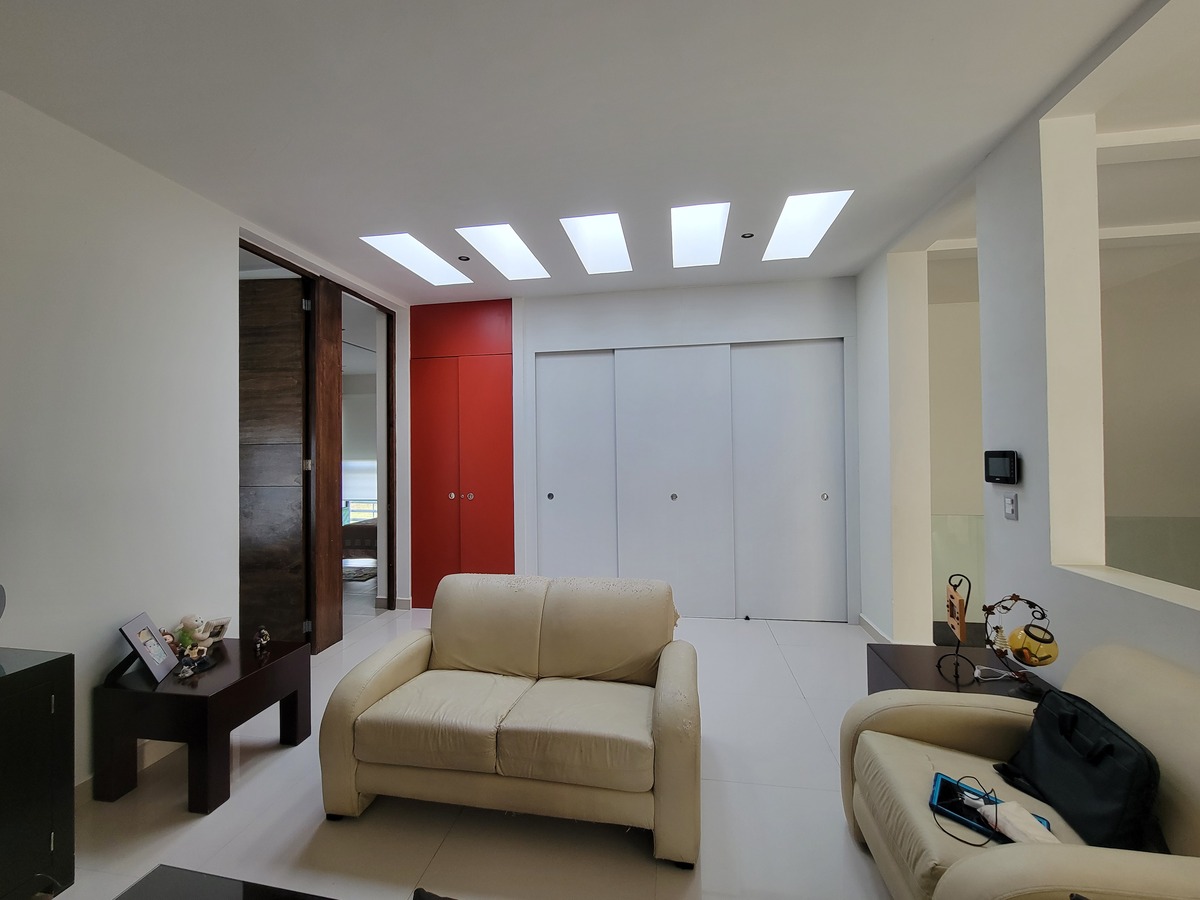 23 de 34: Sala de TV y clóset para blancos