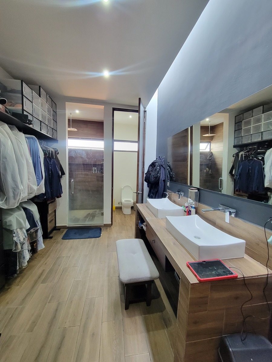 34 de 34: Baño y walk in closet recámara principal, doble lavabo