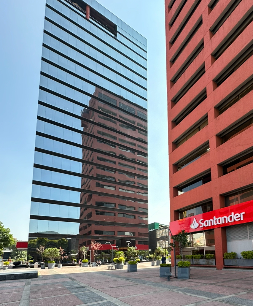 26 de 26: fachada posterior y plaza comercial