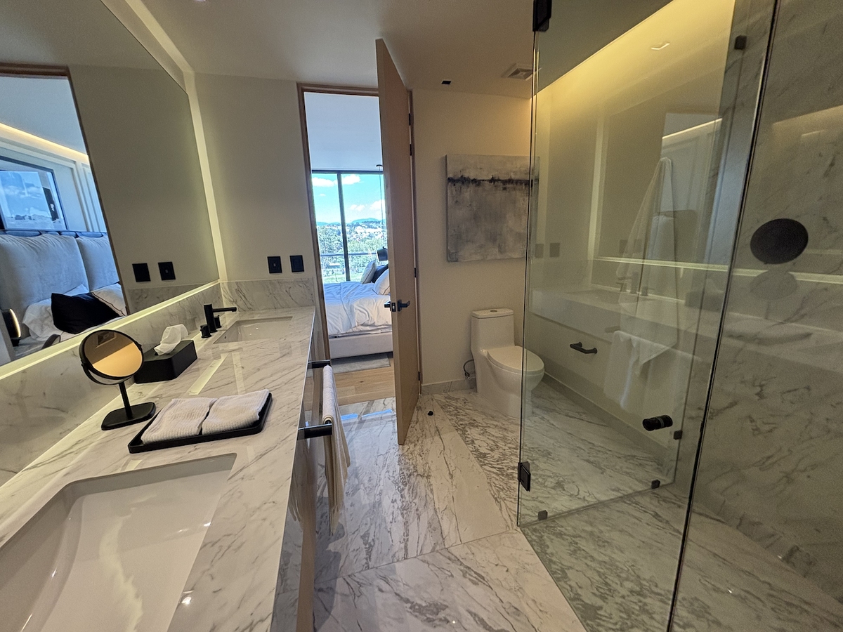 18 de 43: baño cuarto principal