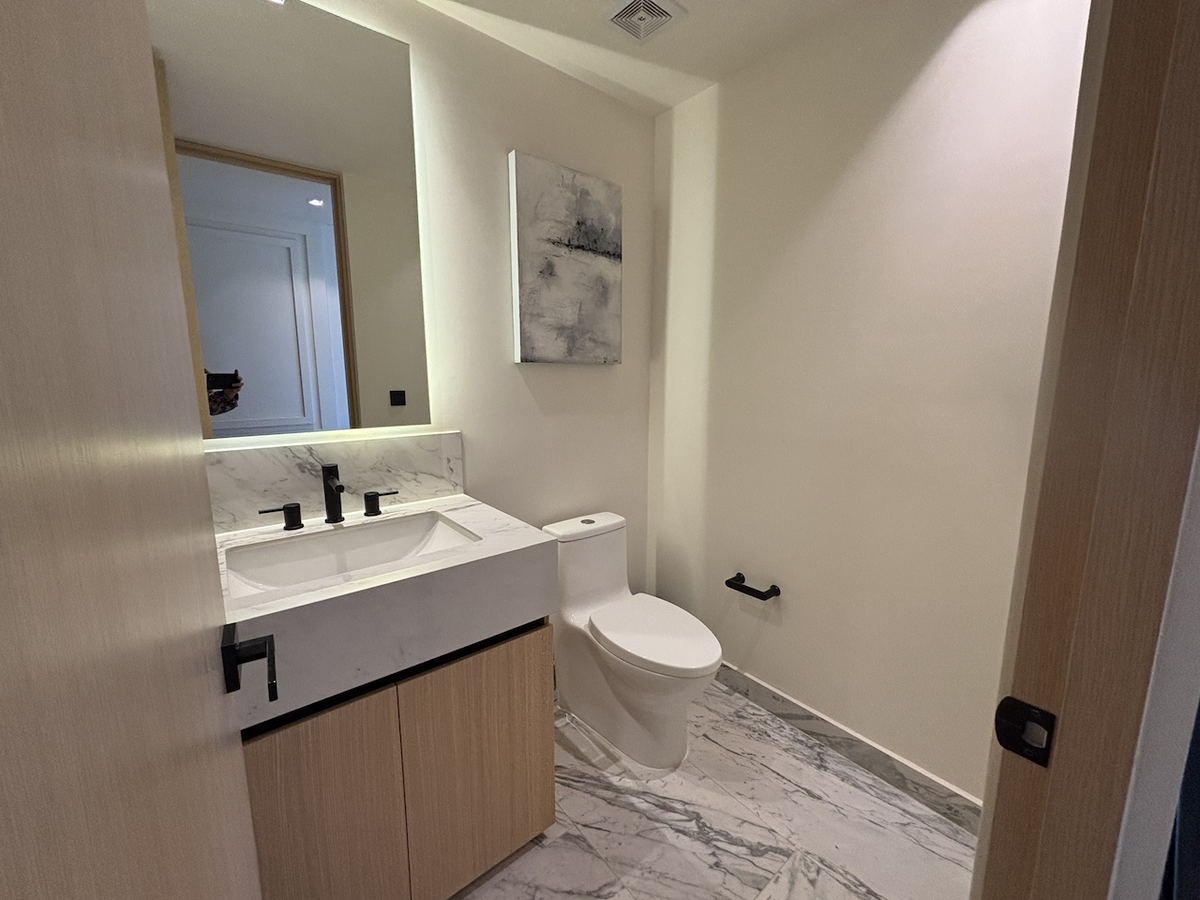 6 de 43: baño visitas