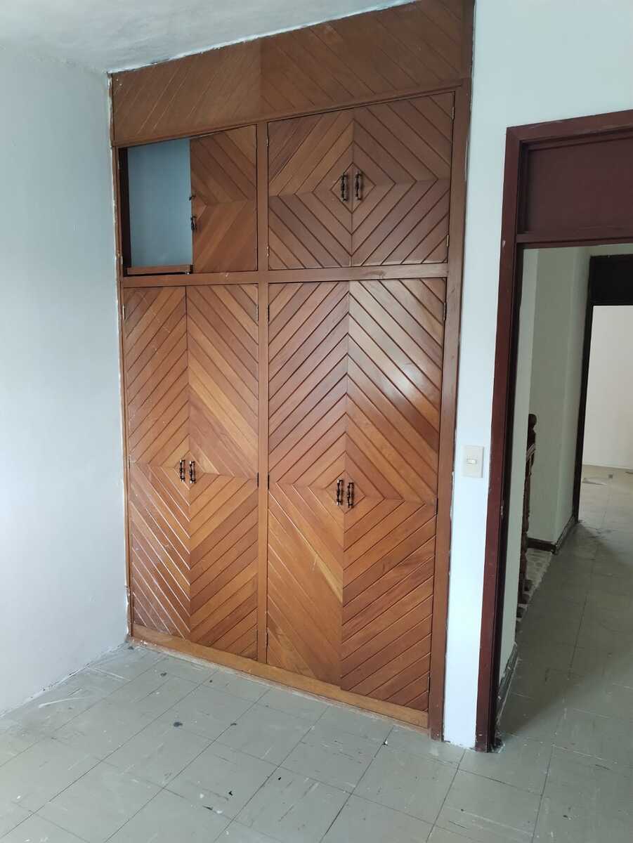 10 of 20: Closet de recamara 1