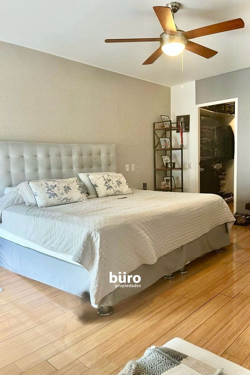 4 de 13: Amplio Dormitorio Principal con Walk-in Closet y Baño