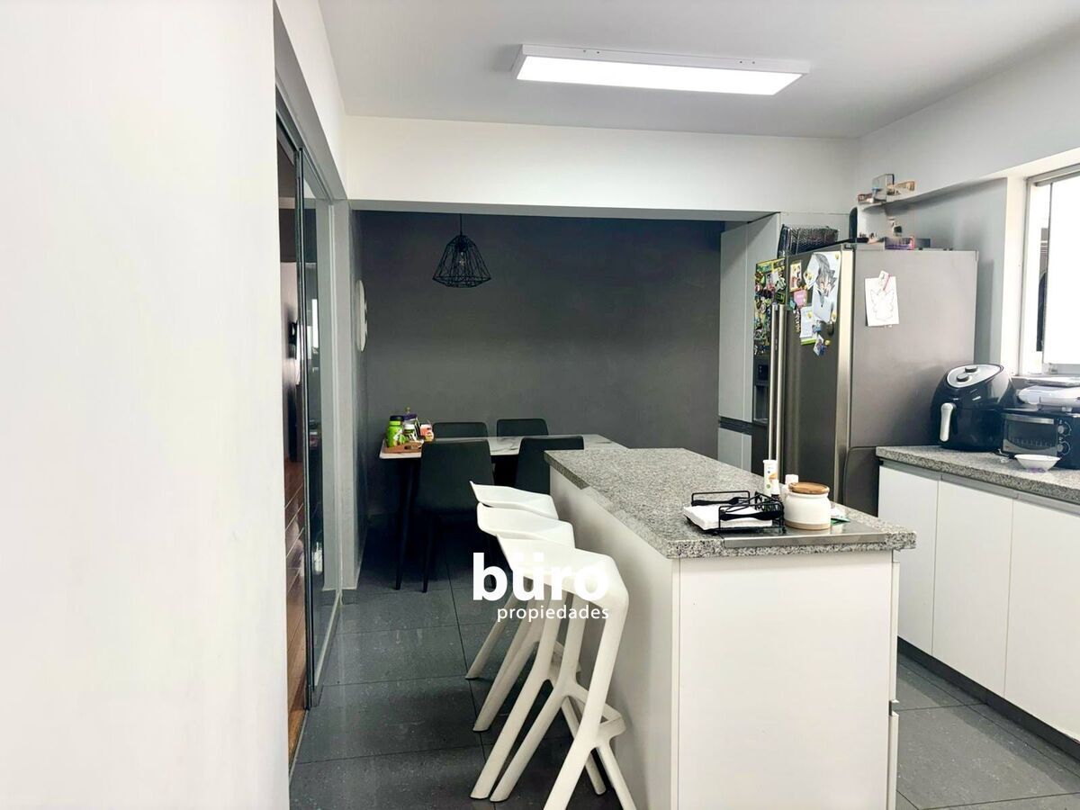 7 de 13: Amplia Cocina con Isla y Comedor de Diario