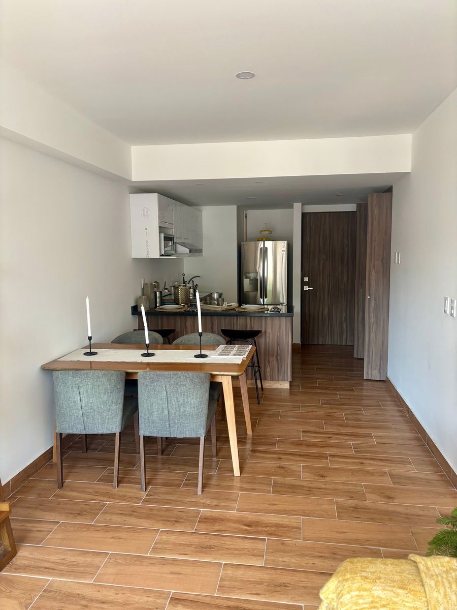 1 de 10: Cocina integral equipada con concepto abierto/comedor