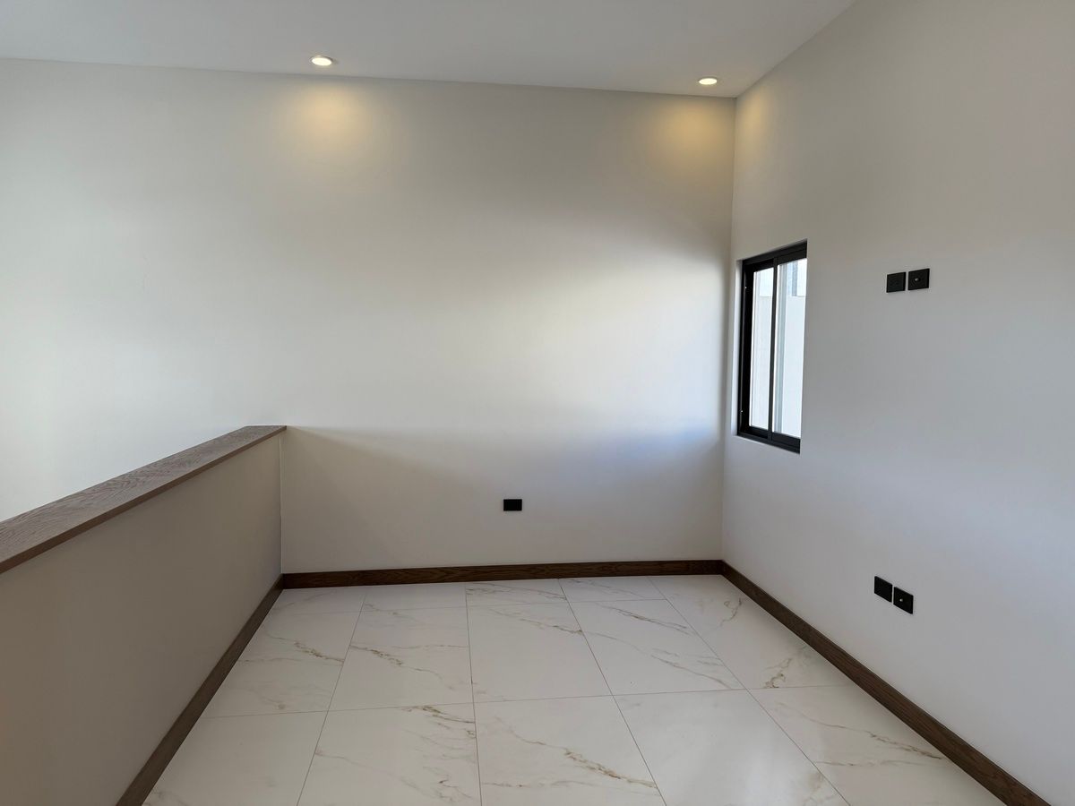 13 of 21: estancia de planta alta
