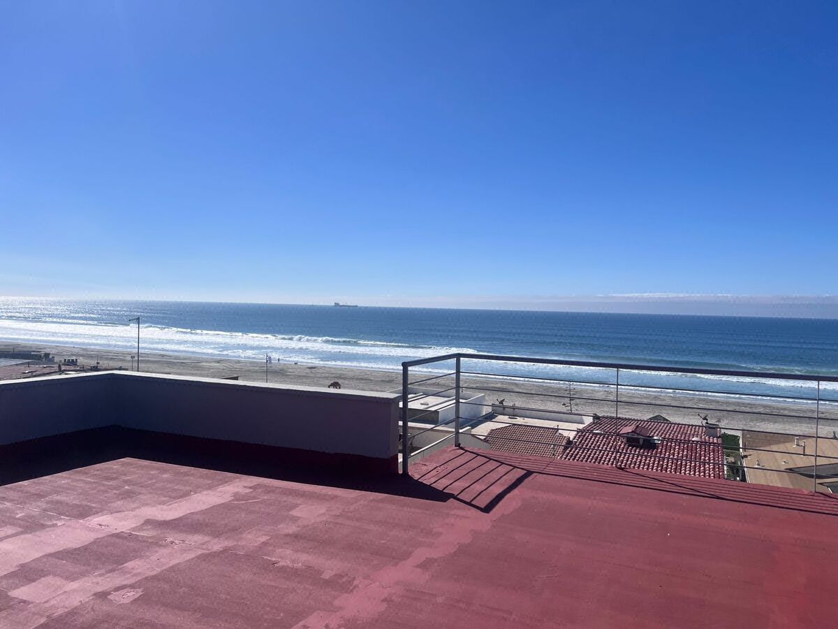 Casa con Vista al Mar y Acceso a Playa en Rosarito
