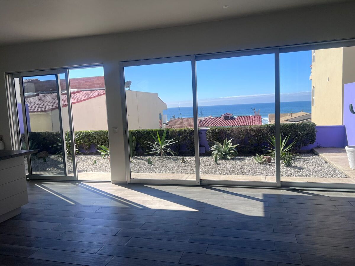 17 de 19: Sala Comedor y patio