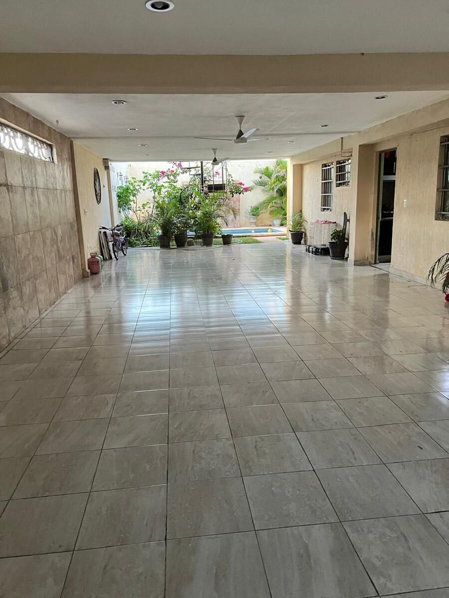 2 de 35: Cochera y terraza