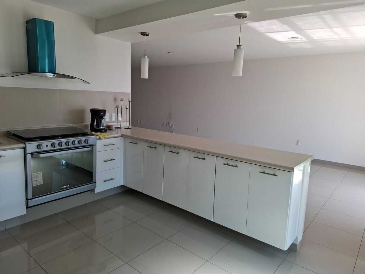 9 de 17: AMPLIA COCINA CON ESTUFA DE 6 QUEMADORES.