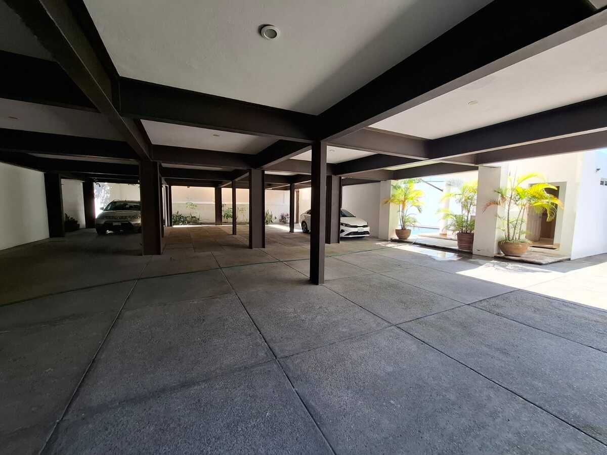 17 de 17: 2 ESTACIONAMIENTOS TECHADOS.