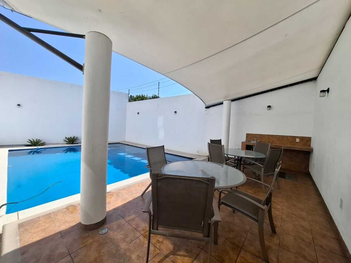 14 de 17: PALAPA FRENTE A LA ALBERCA. SERVICIO DE MEDIO BAÑO.