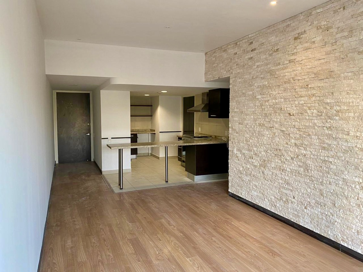 3 of 22: Estancia vista hacia la entrada