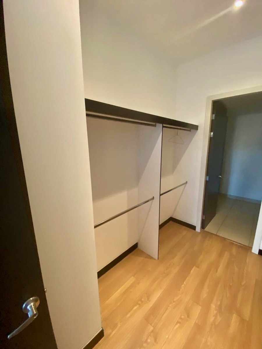 12 of 22: Vestidor recámara principal