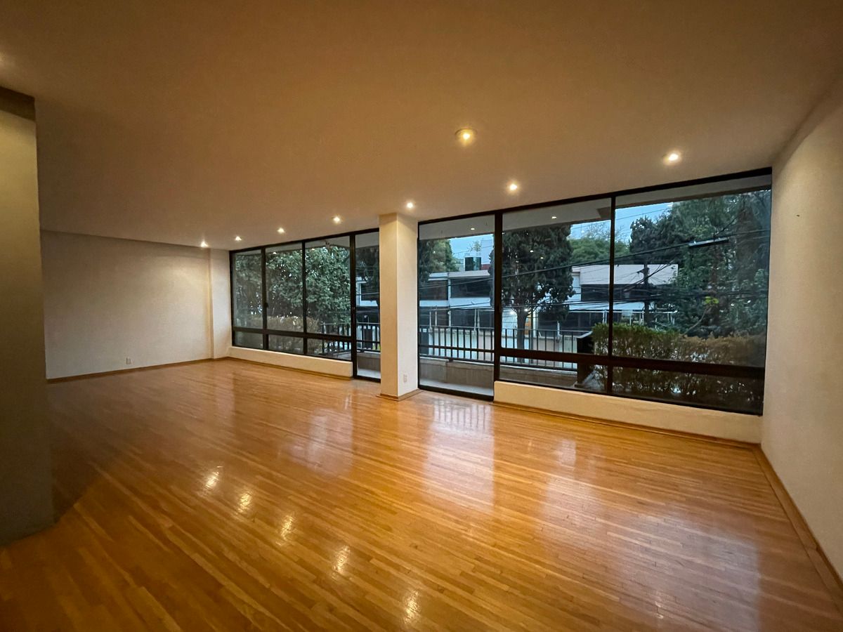 2 de 26: Sala-Balcón